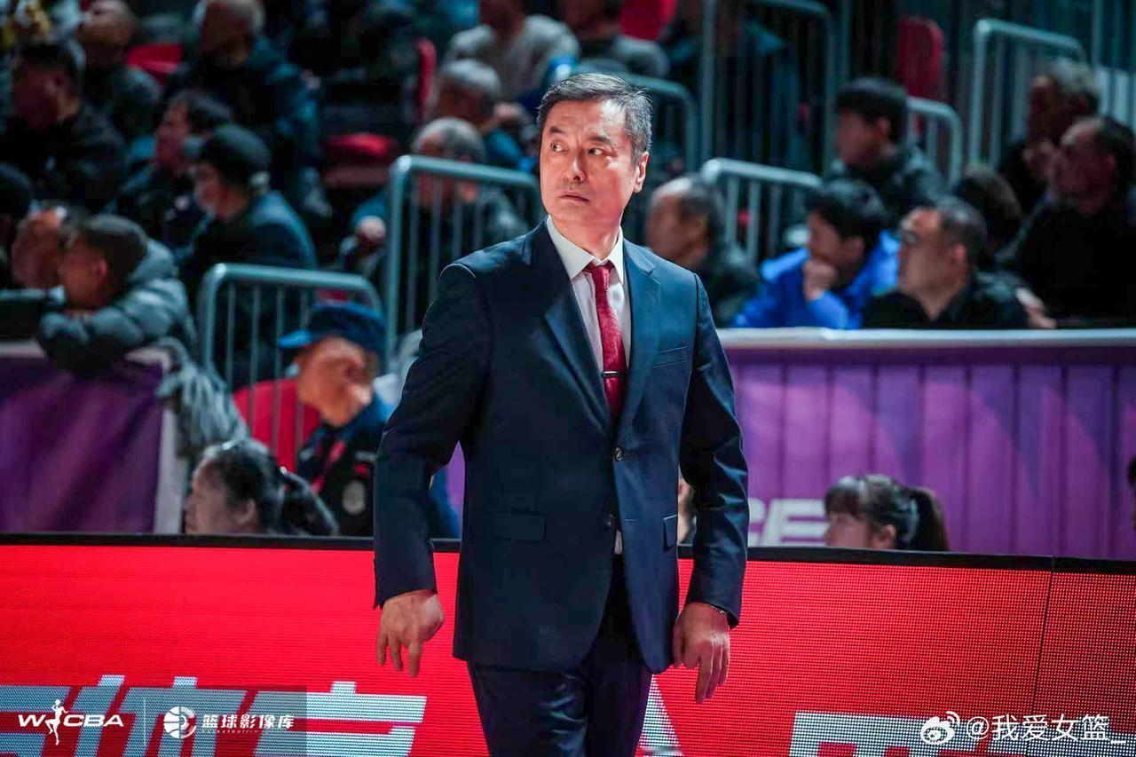 WCBA本赛季又现主帅被炒鱿鱼之事！

第一个下课的主教练是石家庄女篮原主帅
第