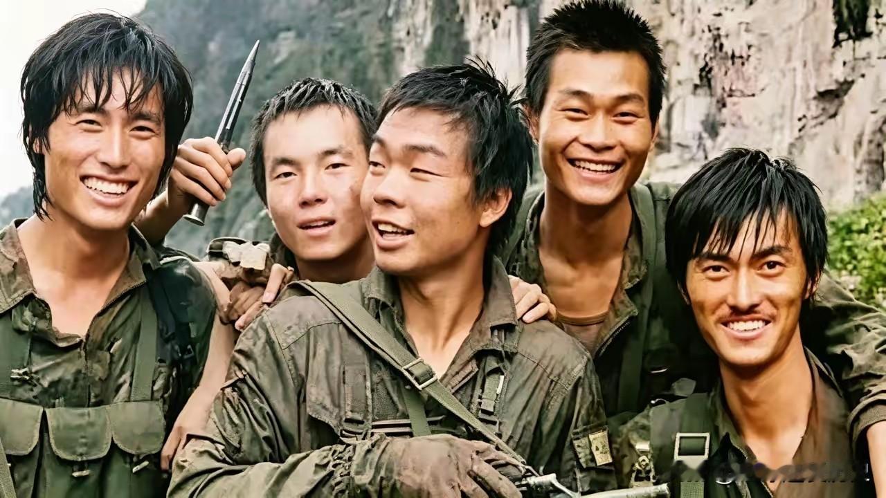 你可曾见过这般动人的笑容？满身硝烟尘土，却笑得坦荡敞亮，这便是我们的老山英雄。