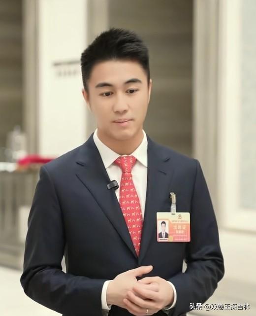 何猷君新身份海南省政协常务委。
作为赌王之子31岁的何猷君，继承了父母敏锐的商业