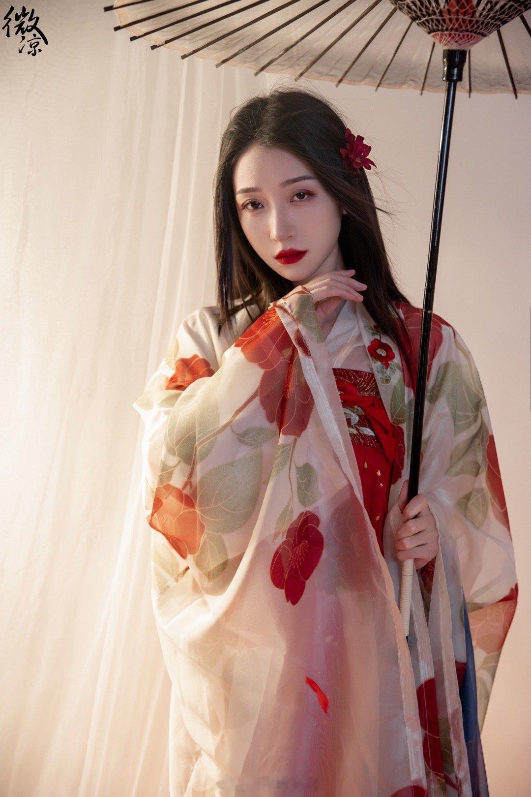 #微凉时光馆##西安汉服写真[超话]##中式写真# 远赴人间惊鸿宴 ​​​