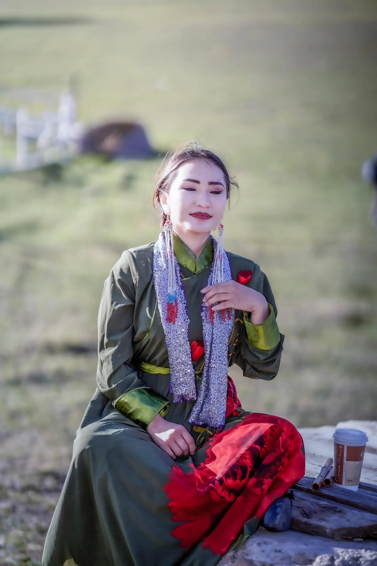 草原的风吹动着绿裙，我的目光离不开你
#拍摄美丽的姑娘# #民族韵影# #绽放青