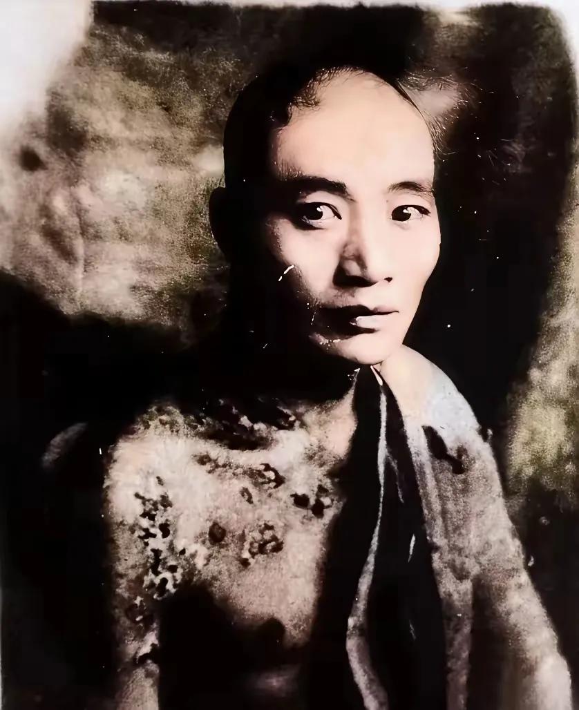 图中这位是在1942年的河南渑池，先辈史思堂在抗日战场上浴血奋战。日寇的糜烂性毒