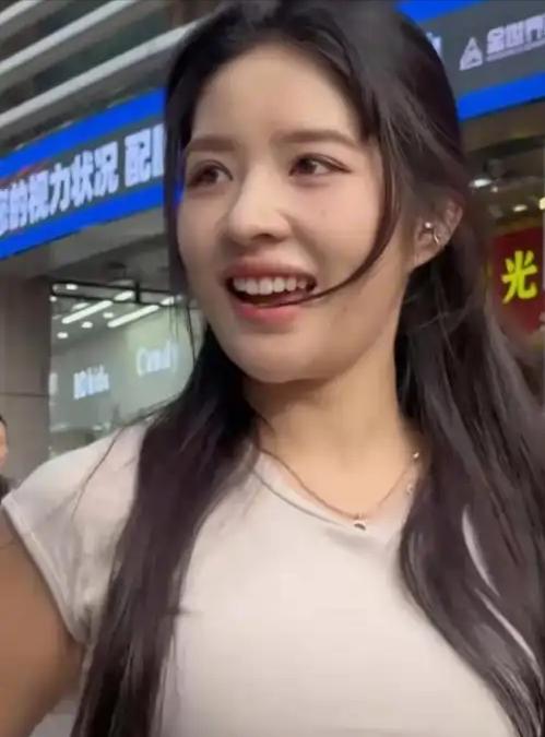 网红阿梓最近接受采访说了句大实话。她跟前夫分开以后，就去做了性感主播，私信里问得
