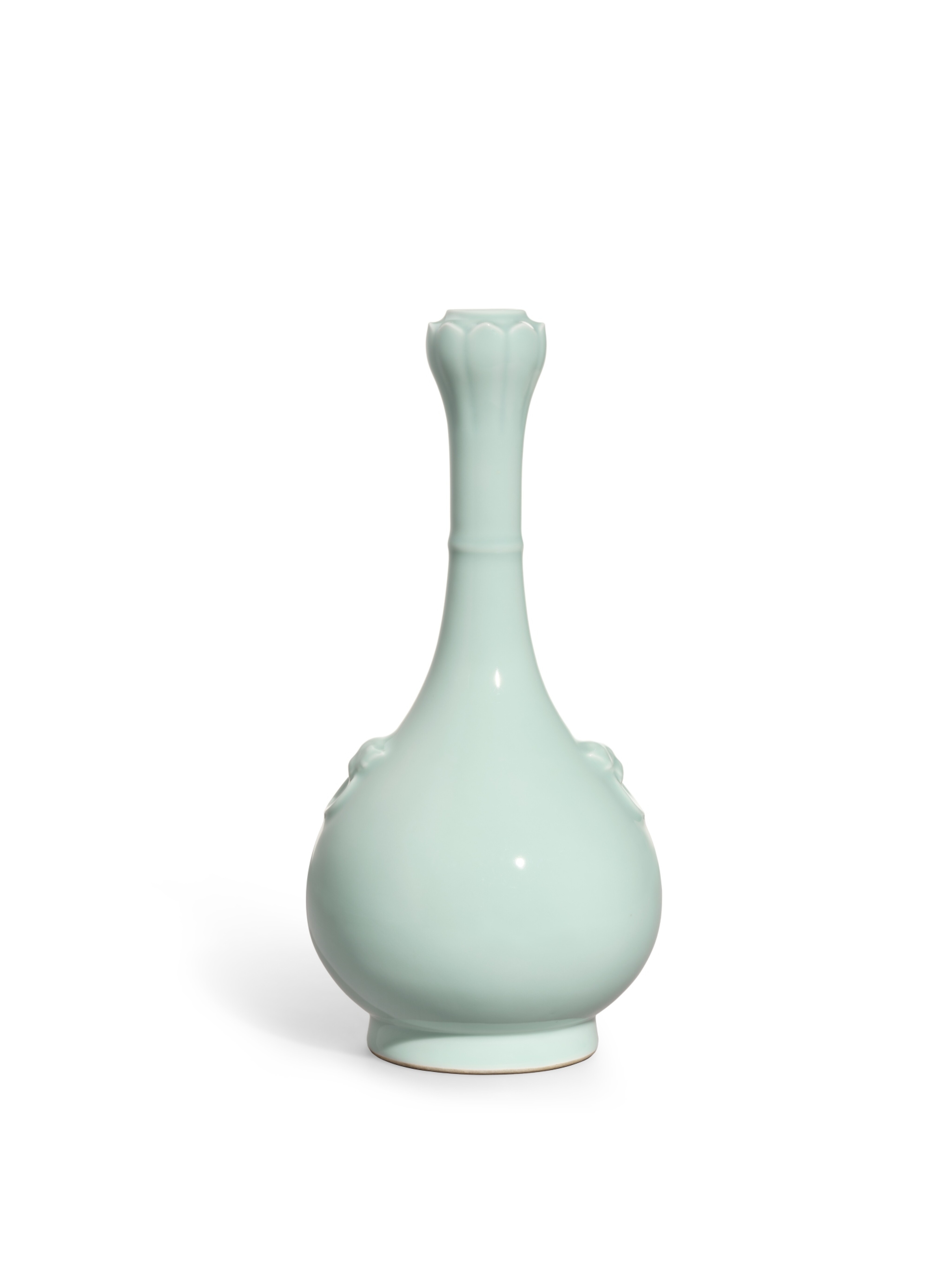 苏富比香港冈田美术馆藏品拍卖的清代雍正 粉青釉双辅首莲华口长颈瓶 3088万港币