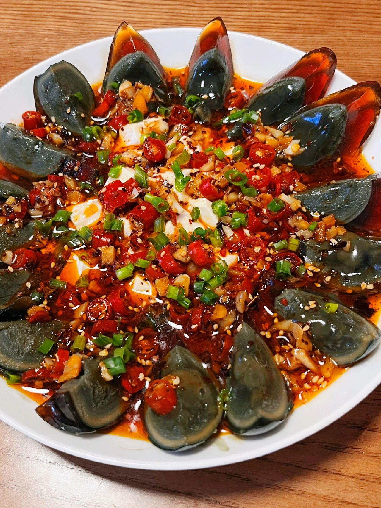 夏日里的最佳cp凉拌皮蛋豆腐
夏天桌上怎么能没有凉拌菜！皮蛋豆腐主打一个好吃下饭