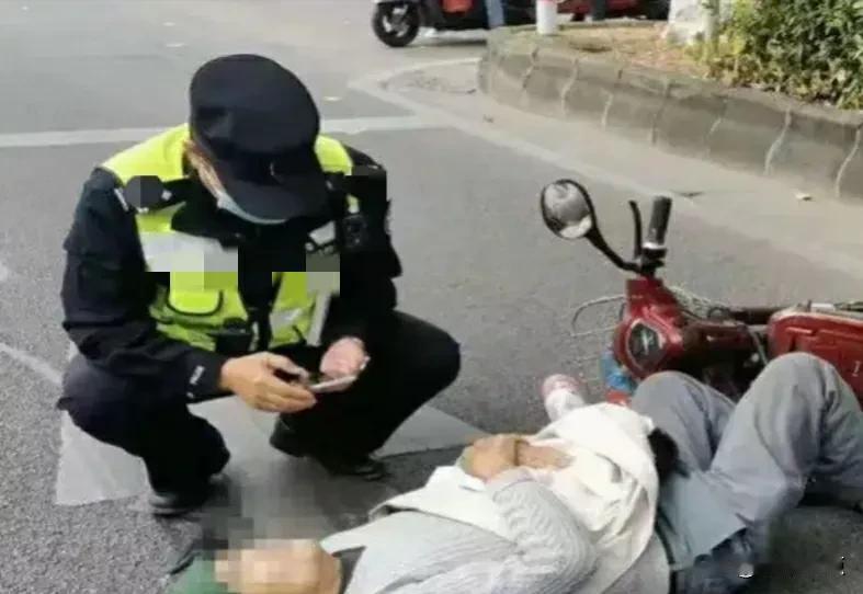 新疆，女子骑电车下班，途中突然窜出一名辅警，并伸手挡在女子车前。女子反应及时紧急
