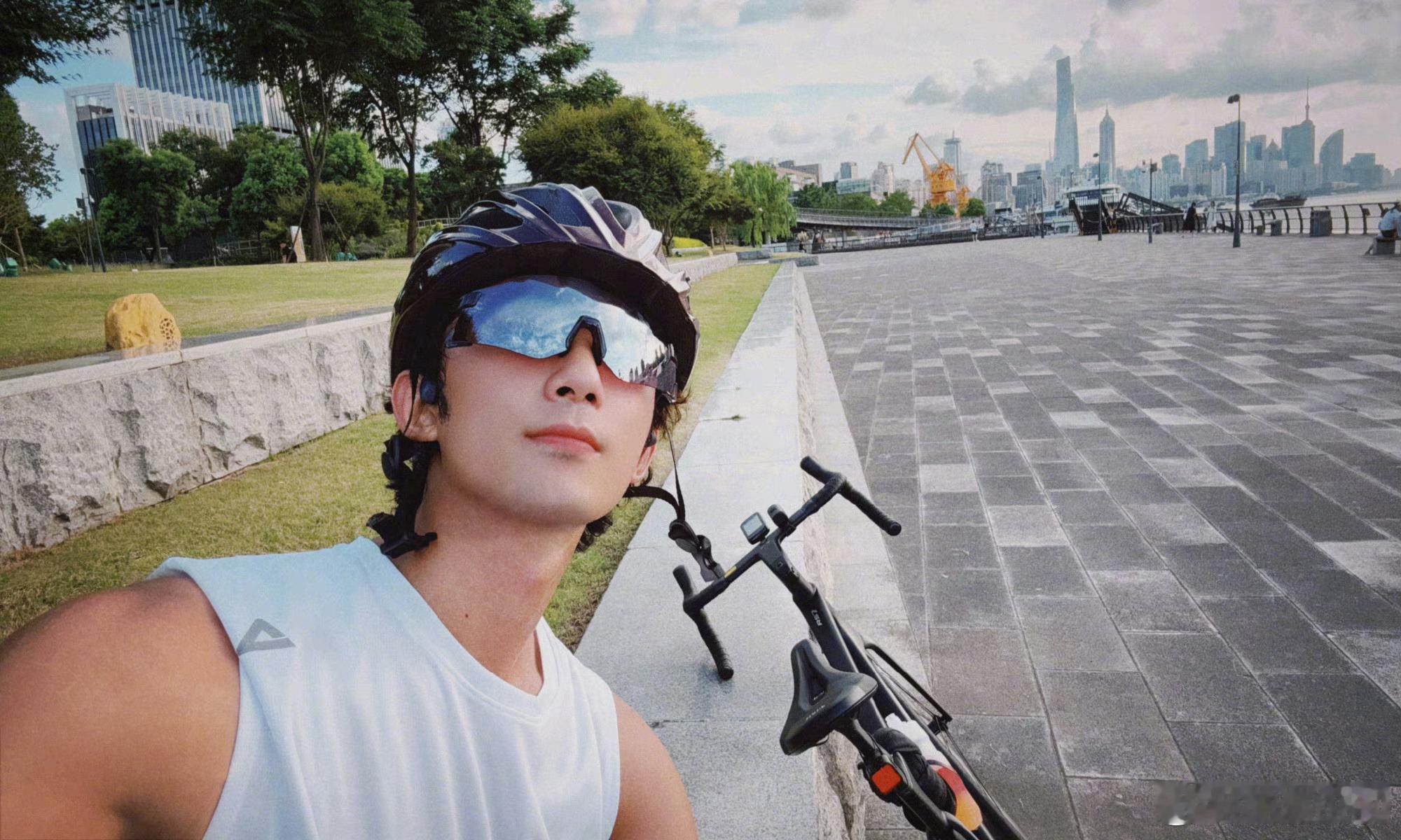 骑行少年吴磊闪现，这个肌肉真的好健壮，安全感拉满！！！ ​​​