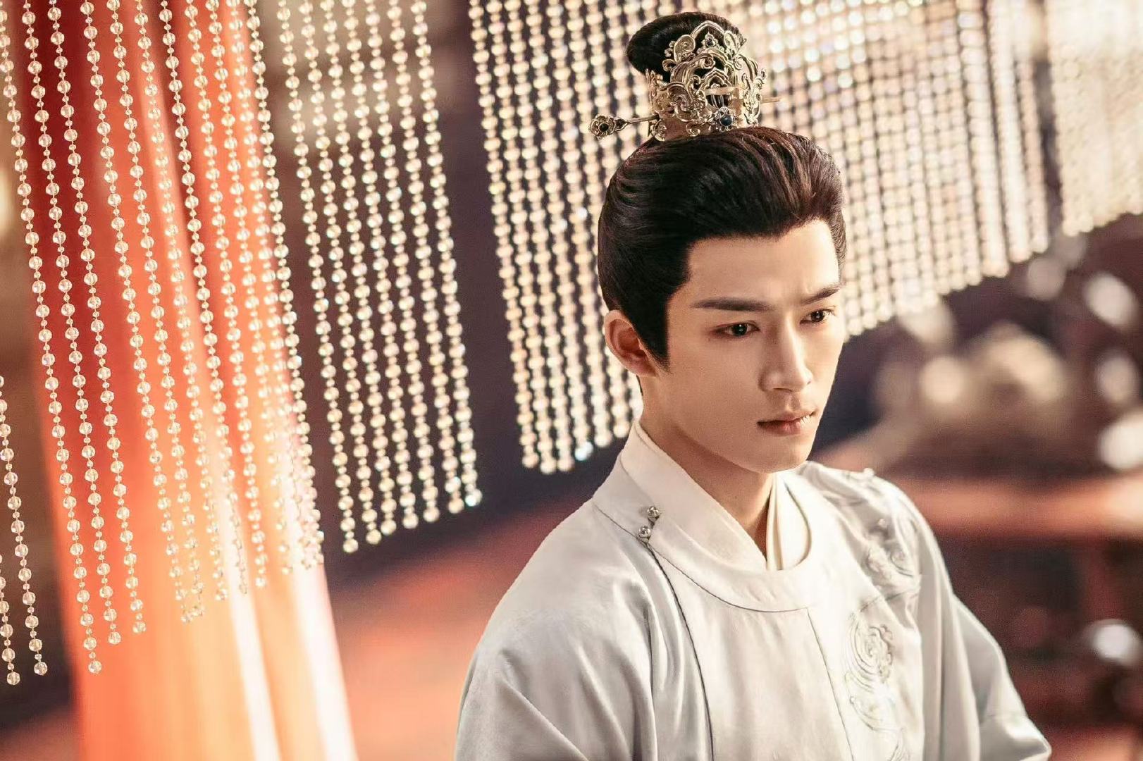 王星越爹系少年感 王星越把引导型恋人演得太戳人，永远稳稳托底，可靠又安心，安全感