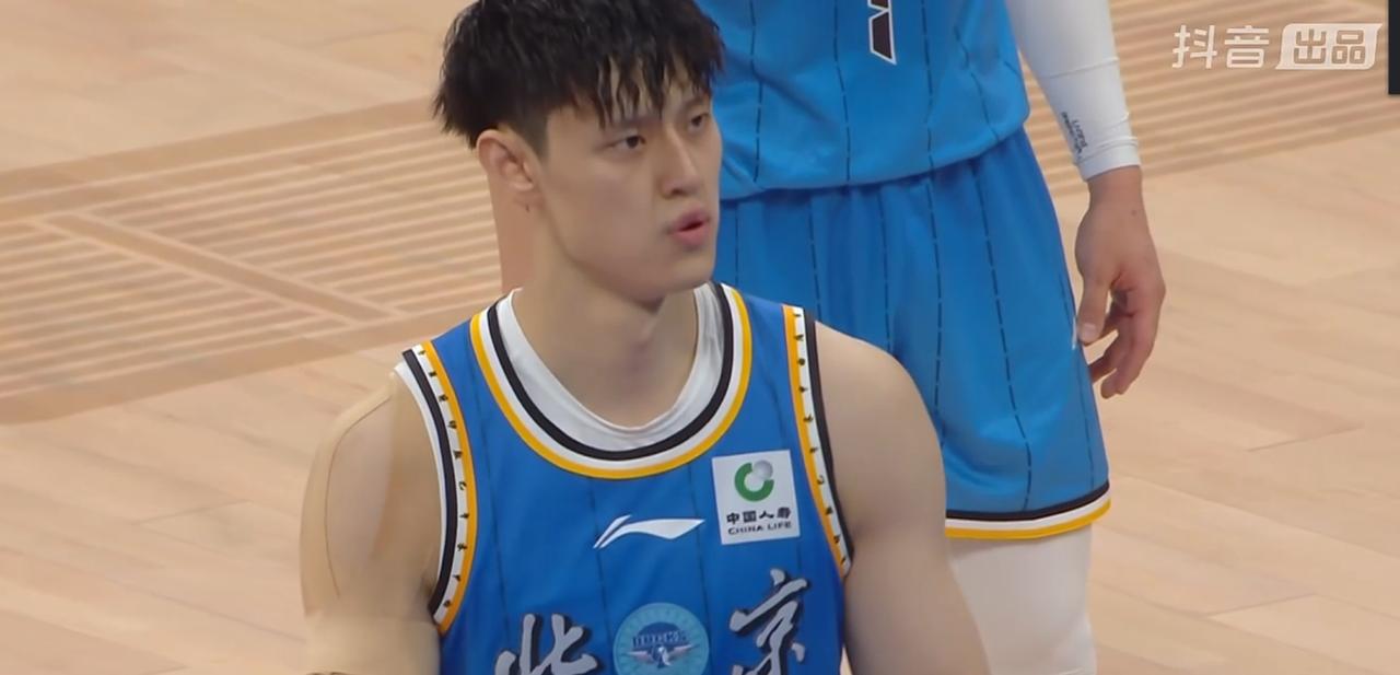 北京102-94赢了广东，系列赛1-0领先，这场球最显眼的，是曾凡博的23分和崔