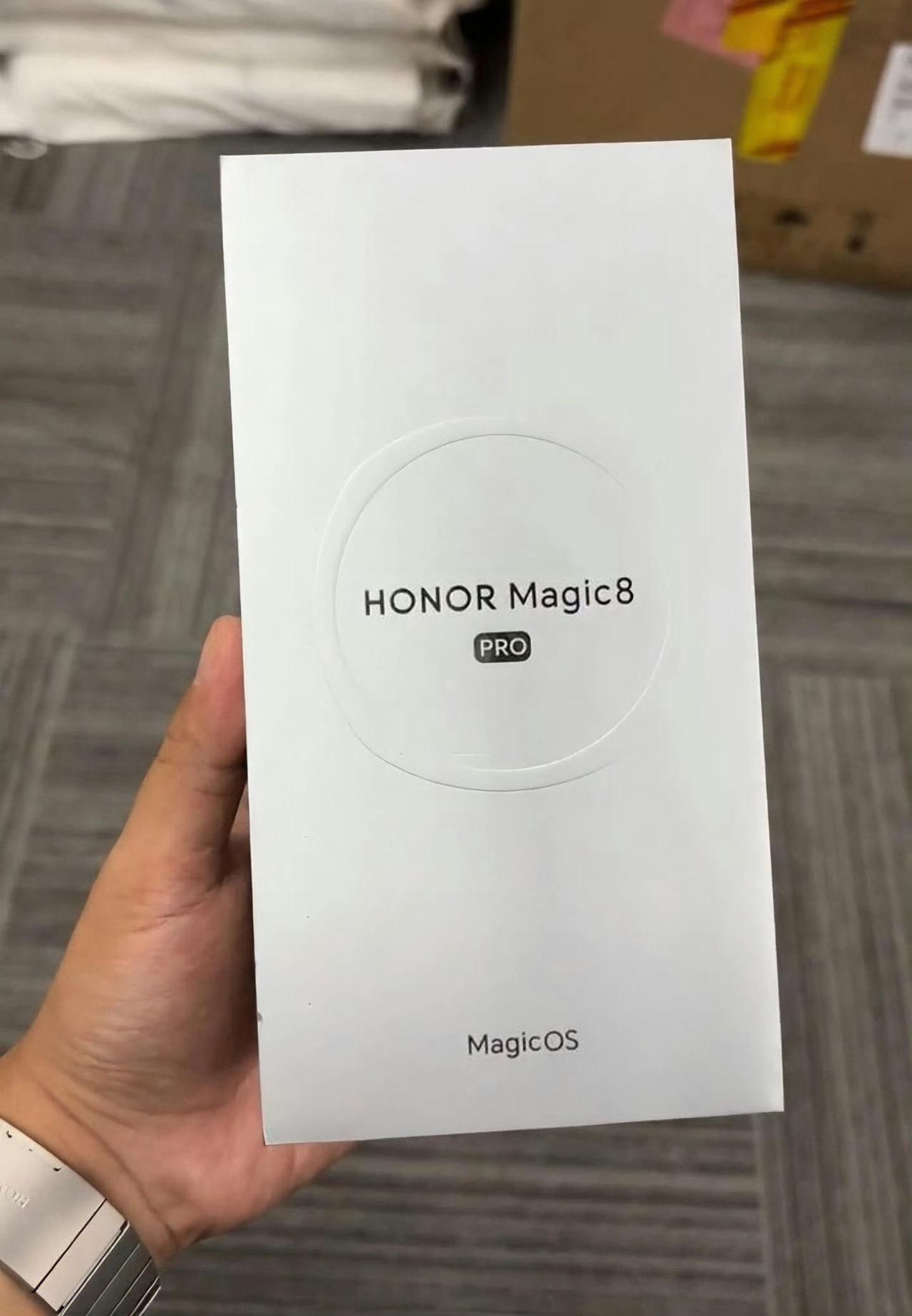 当苹果还在挤牙膏时，荣耀Magic8 Pro已全面反超！iPhone 17标准版