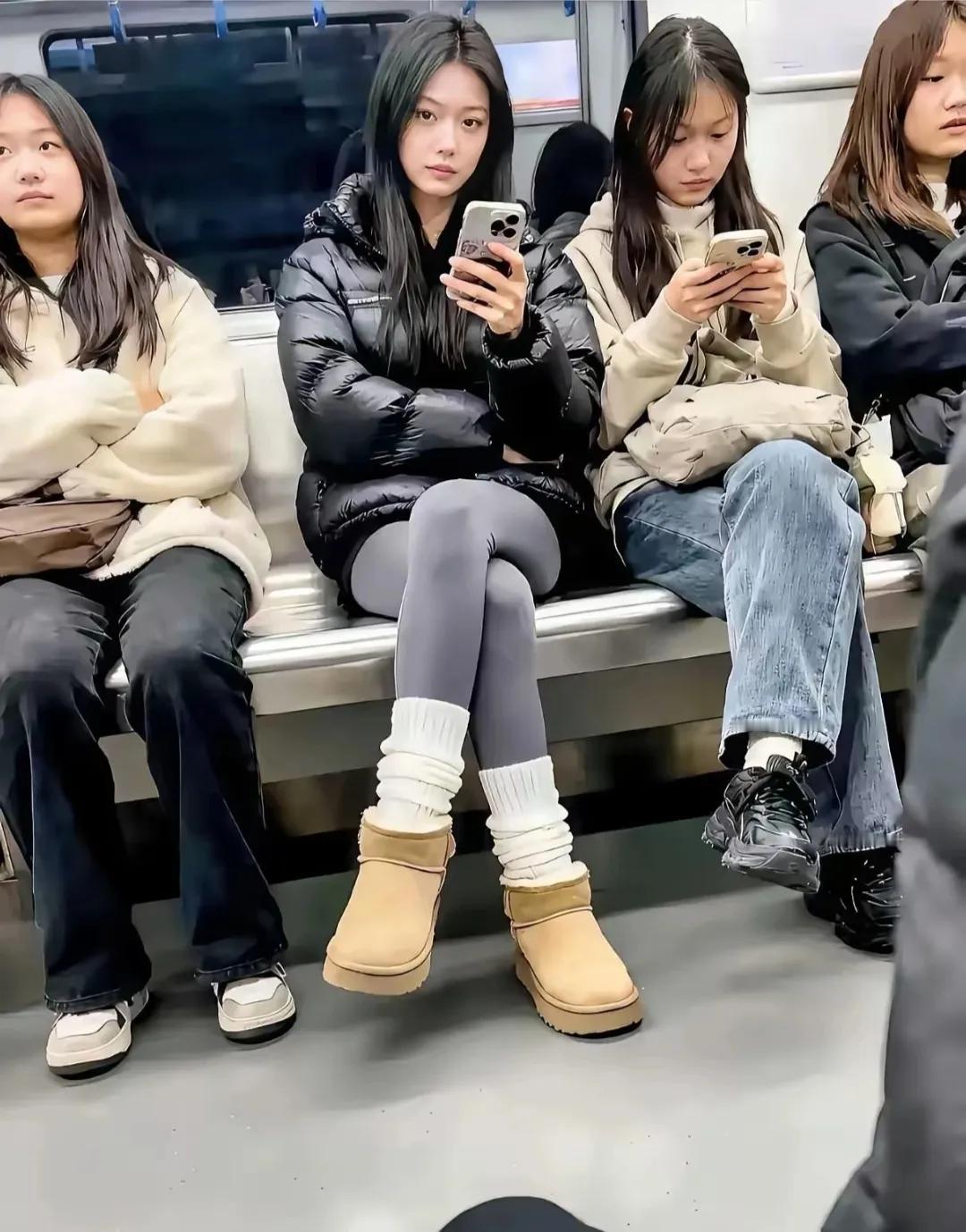 左边第二个女孩应该是大多数男人都喜欢的吧？