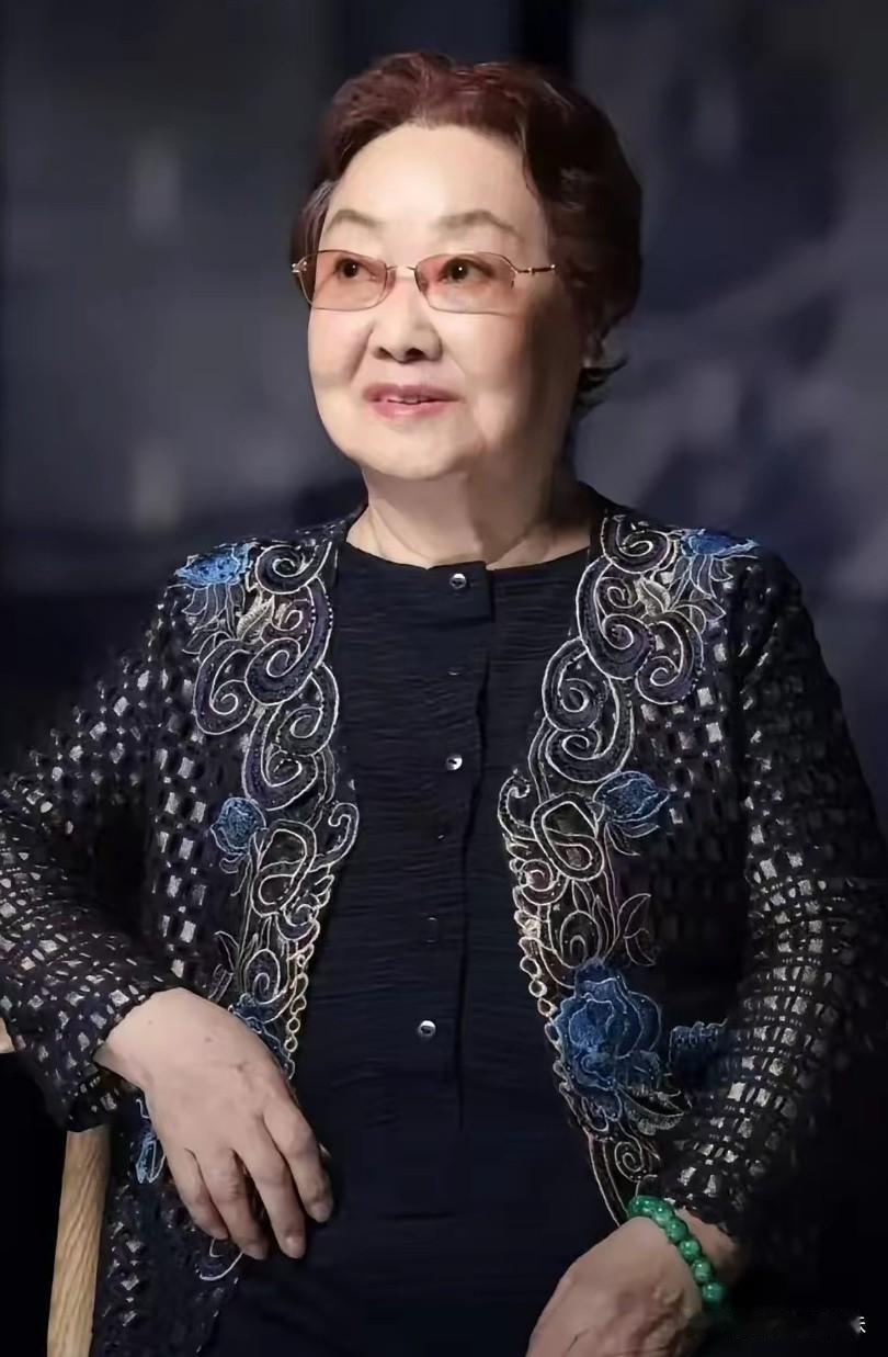 郭兰英去世了，
看到她的死因，我破防了。
她并不是死于意外，而是死于我们谁也逃不