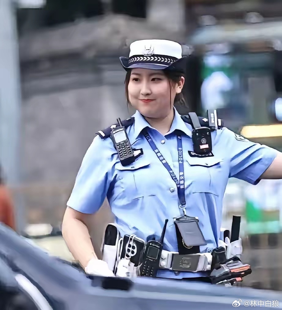 北京鼓楼女交警苌天天，笑容充满国泰民安气质，被大爷大妈们夸赞是心目中最完美的孙媳
