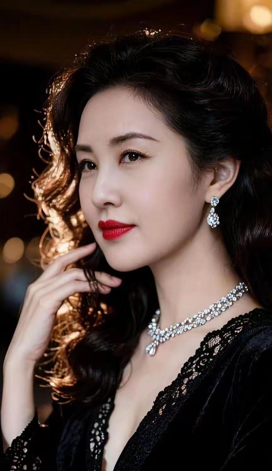 这姑娘真美，穿得真华丽！要是她穿的是汉服，那可太有韵味了。樱花树下粉衣汉服姑娘，