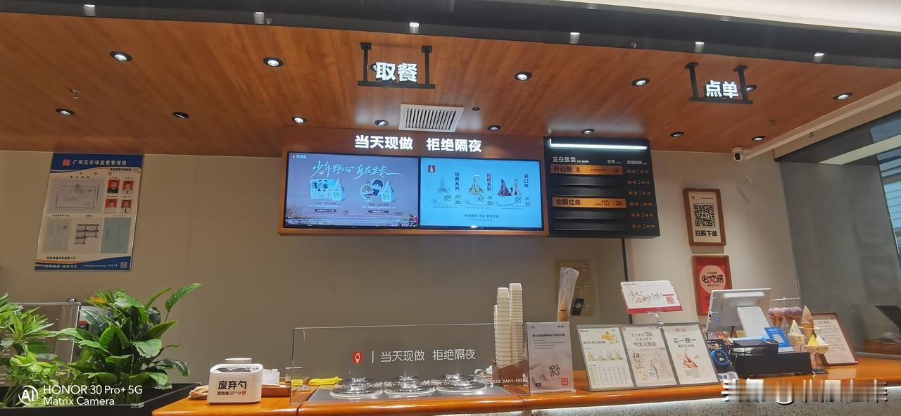 38：1，诠释了什么是隔辈亲。
  
    雨停了，来到廊坊市万达广场，孙子说