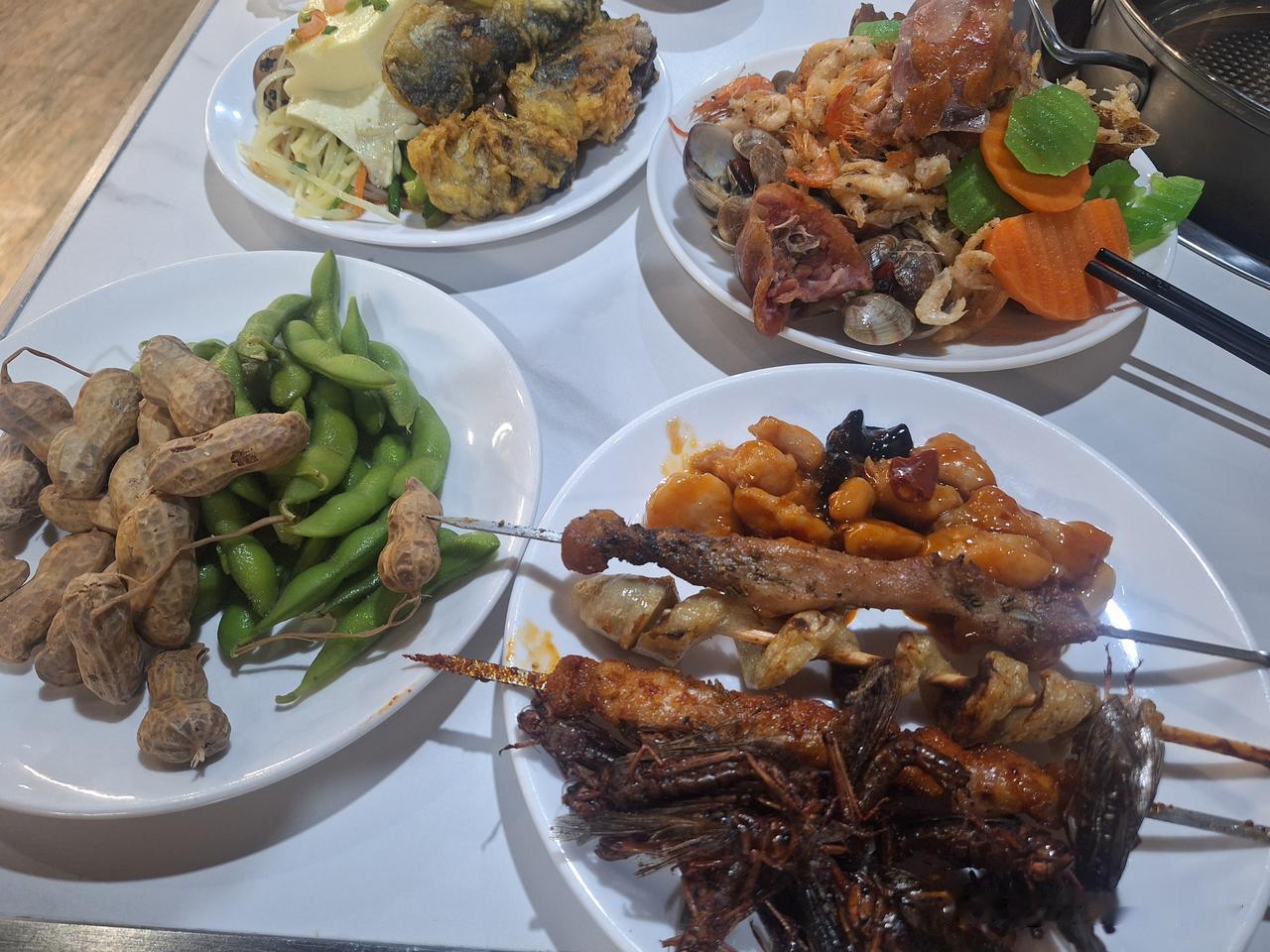 再次来这家自助餐，一人36.8，种类很多，都是经典潍坊小吃以及普通家常菜，炸蚂蚱