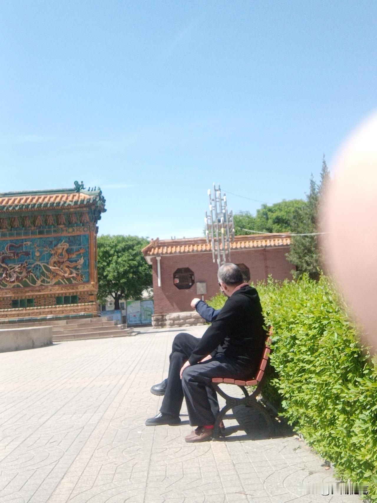 . 晴日和风，老友对坐，闲话家常，岁月悠长。
​
九龙壁前，暖阳为伴，与君闲话，