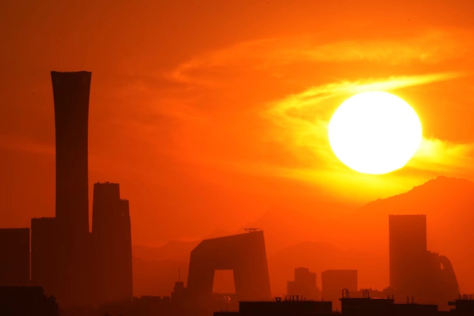 【#北京下调个人住房贷款首付款比例#】今天，#北京楼市出台一揽子新政#：一、落实