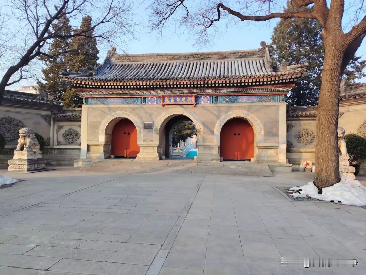 谁能告诉我，白云观三个石猴都能摸了吗？门口的两个石猴一直都能摸，里面有一只石猴，