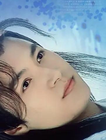 曾经的男神，长得温润如玉，演古装剧的美男子。
如今变了容颜，表情夸张，没有了当初