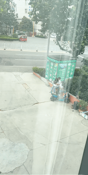 几个“老登”脸上笑嘻嘻，估计心里不知道是多么的羡慕加嫉妒。
也有可能，经历过的“