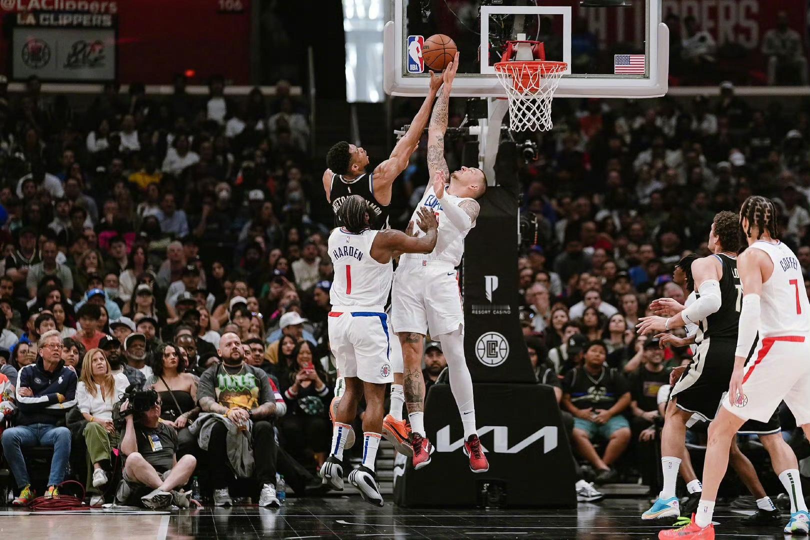 由于左手拇指扭伤，明天对阵骑士泰斯的状态为出战成疑。#快船vs骑士# ​​​