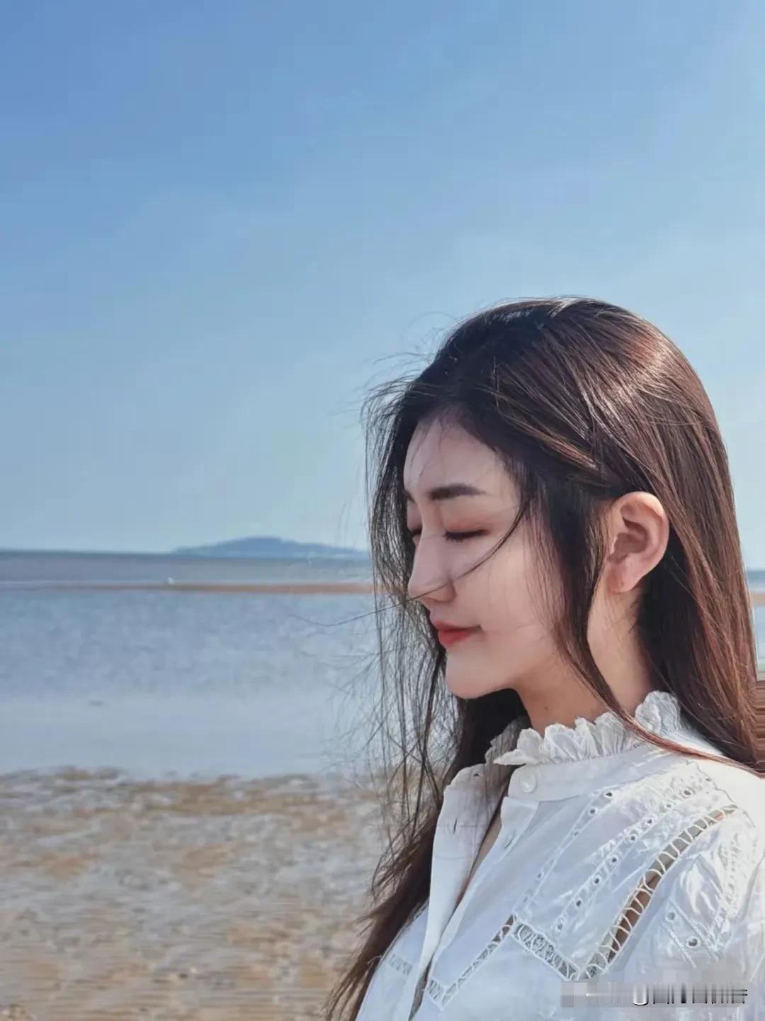 陈梦在海边，
闭上眼用心呼吸，
心陶醉在咸湿的海风中；

两颊凌乱的秀发，
给如