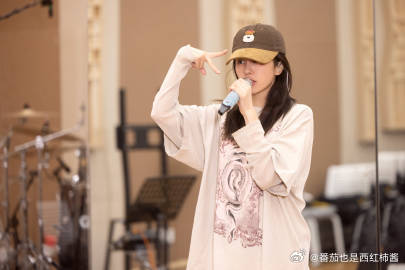 白鹿演唱会紧张白鹿十周年拾光音乐会奔赴白鹿十周年拾光粉丝见面会，期待明天见面时刻
