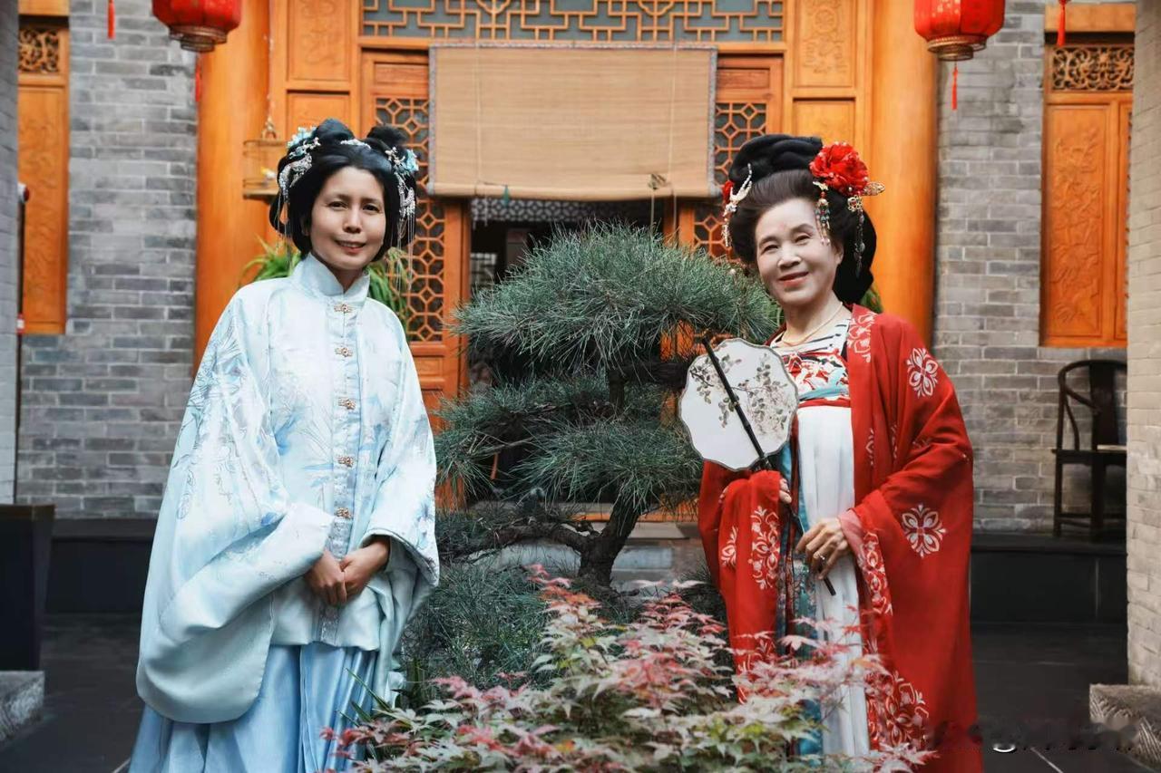 上次我一个人参团旅游，和我拼房的林姐今年62岁，是做民宿生意的。她说话做事风风火