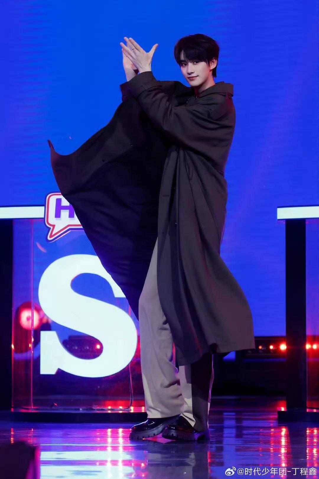 丁程鑫下班跳了火力全开你好星期六因为丁程鑫的《火力全开》而更加火热！这舞蹈，这激