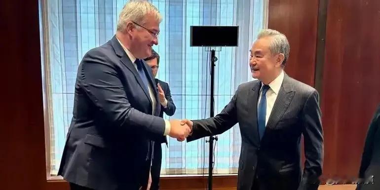 一个奇怪的现象出现了，俄罗斯专挑乌克兰能源设炸，而东大又迅速向乌克兰提供能源援助