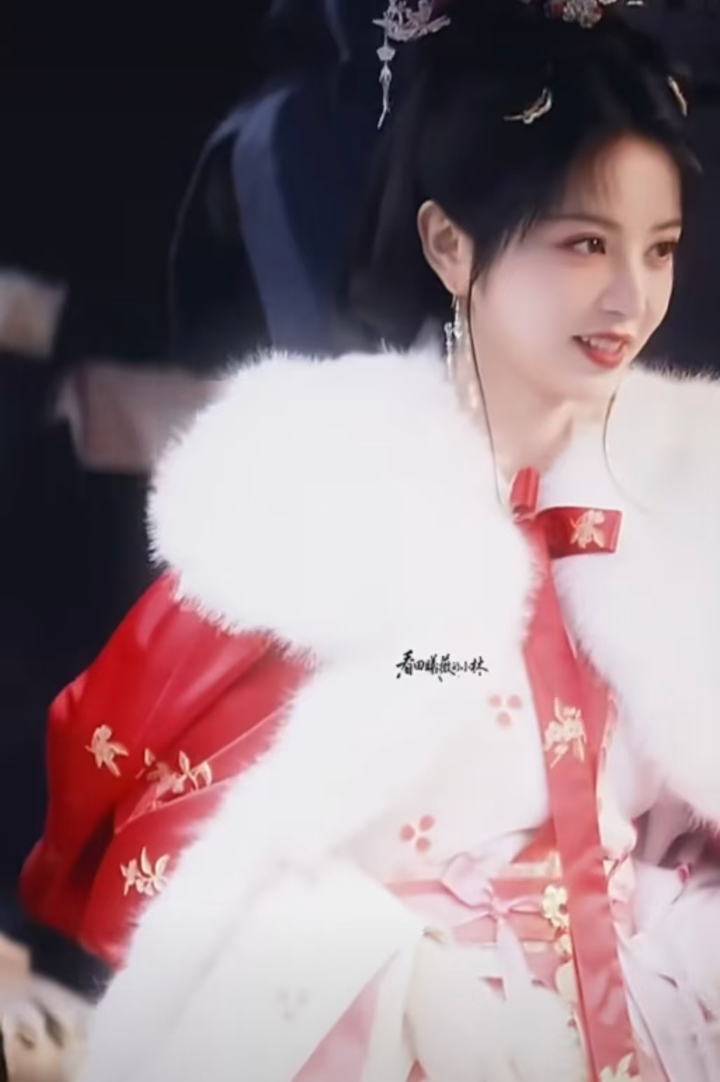 田曦薇嫁金钗两套造型田曦薇两套造型田曦薇嫁金钗两套造型，哇塞哇塞，