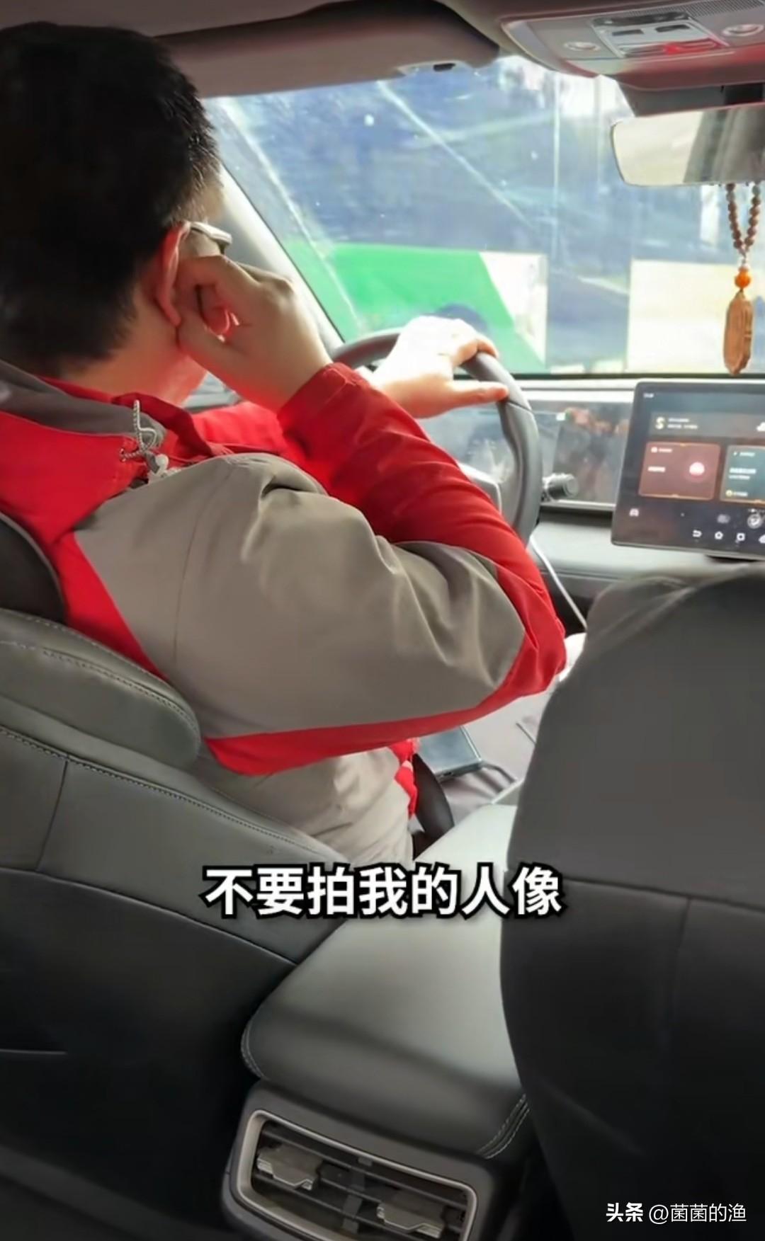 家人们谁懂啊！最近刷到个“把4S店当自家食堂”的神操作，直接给我看懵了——
有位