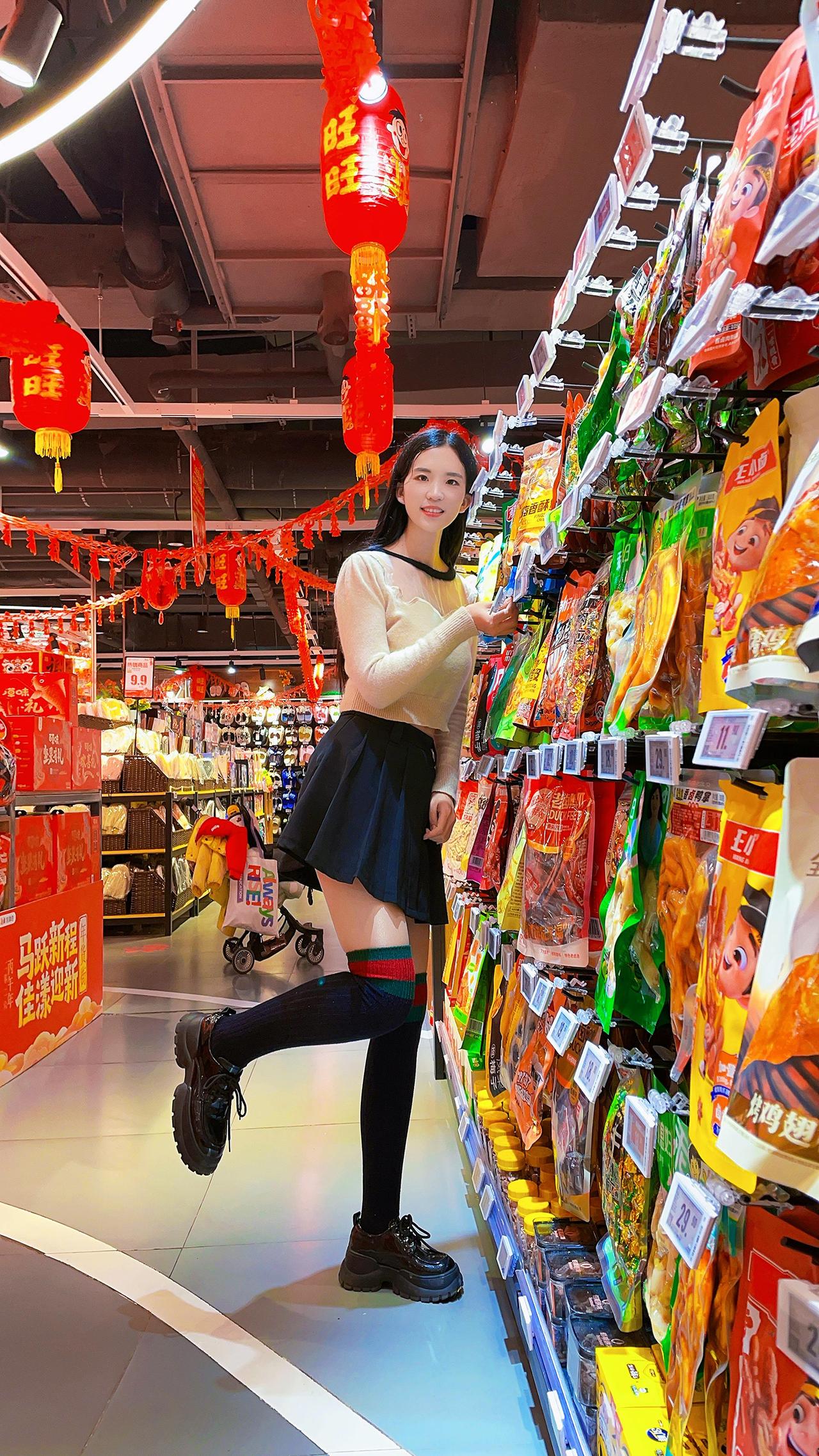 快过年啦，来超市采购+过膝袜+短裙美女 过膝袜 袜子 黑丝