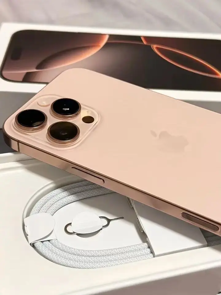 欢迎我的iPhone 16 Pro Max 沙漠色彩钛金属，再见我的远峰蓝色