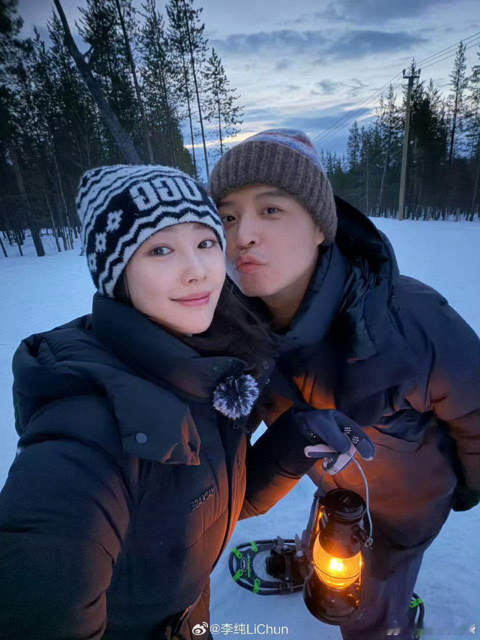 李纯回应年画娃娃CP李纯马頔福娃抱鱼年画照 哇，很适配啊，福娃抱鱼图 