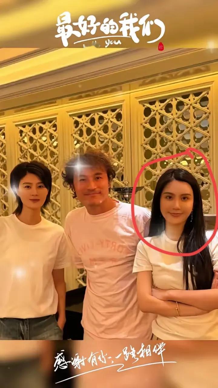 杨钰莹的前男友赖文峰，现在是真活跃。
因为直播带货经常会说起和杨钰莹的前世今生。