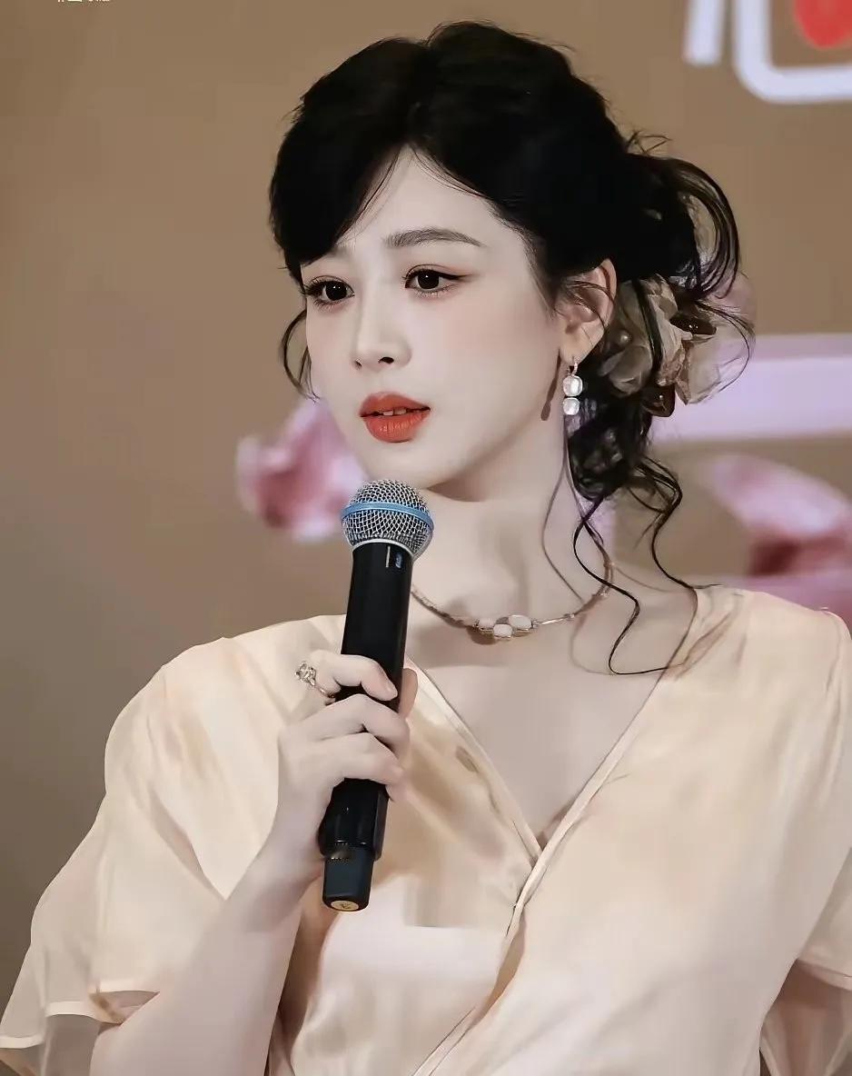 说真的，现在杨紫已经不能用“流量花”简单概括了。
 
她和别人的差距，明眼人都看