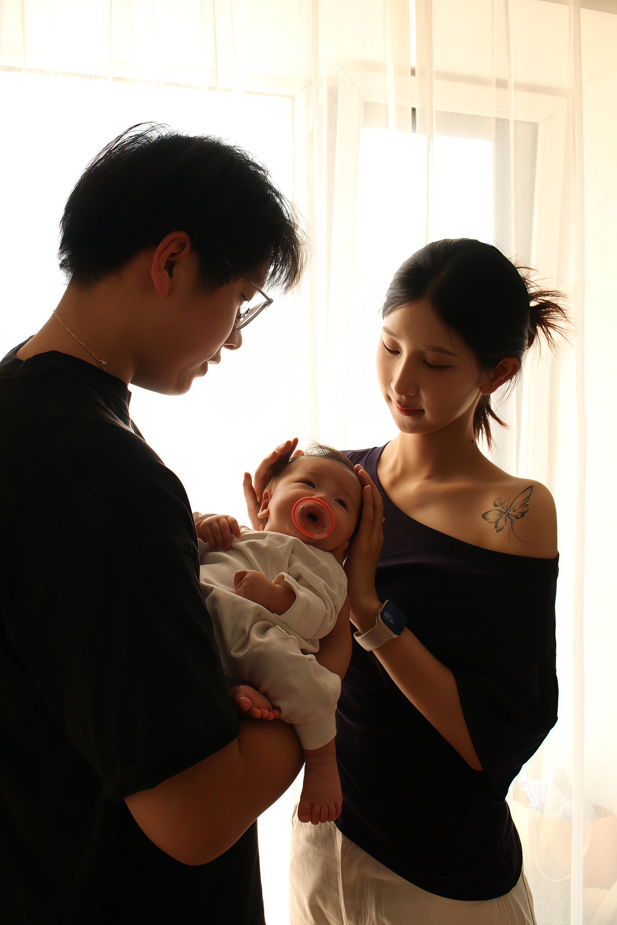 一路从恋人走到夫妻 三十天前 他做了爸爸 我做了妈妈 我们有了一个可爱的儿子