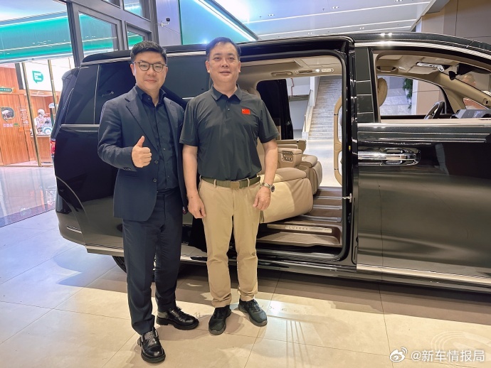 福耀集团董事长对智界V9赞不绝口新车情报局 发博表示，在福州走访智界汽车直营店的