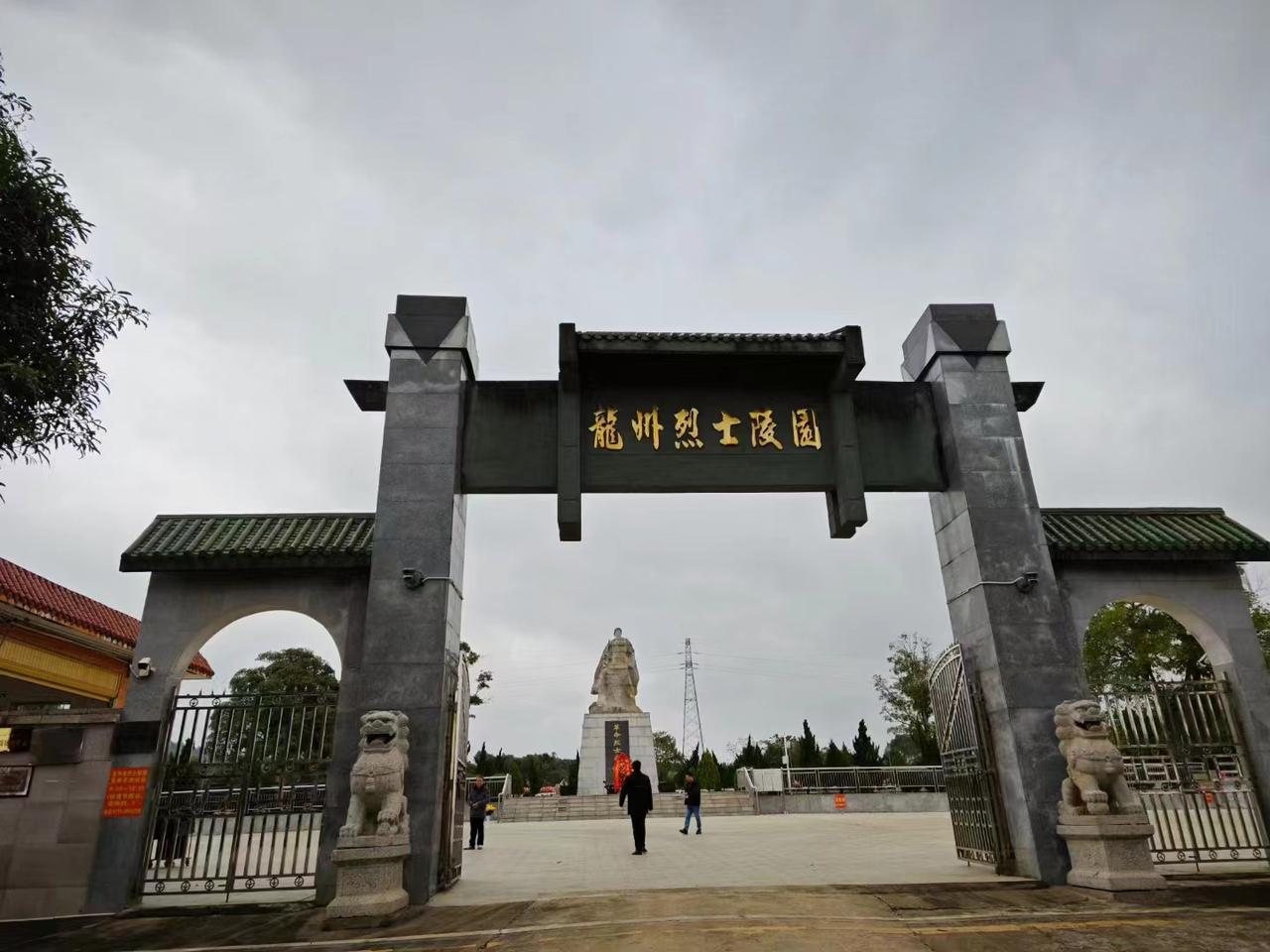 1979年，对越自卫反击战中，我军战士雷应川身中五弹仍跪地战斗，牺牲前，他艰难地
