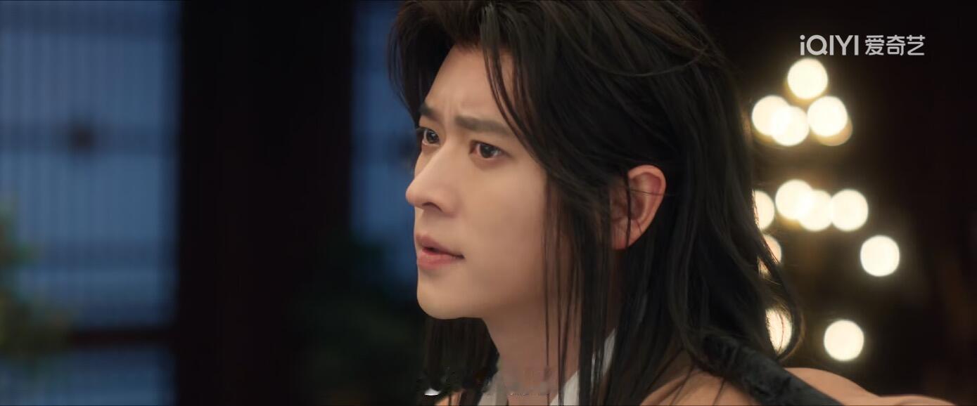 丞磊有这样的好鼻子成何体统丞磊这鼻子也太绝了，线条又挺又精致，侧脸直接封神，追剧