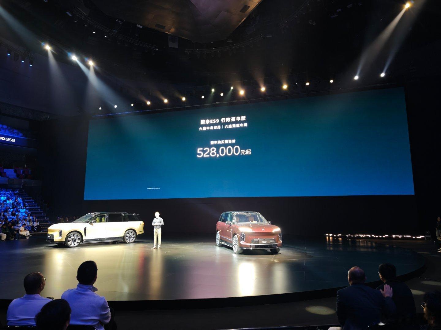 预售价52.8万起，租电后来到42万起，标配了：- 线控转向- 双腔空悬+CDC