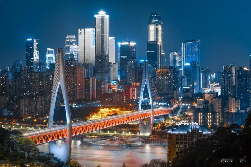 刚从重庆和成都溜达回来，这两座城就像武林高手过招，各有各的独门绝技。
成都就像一