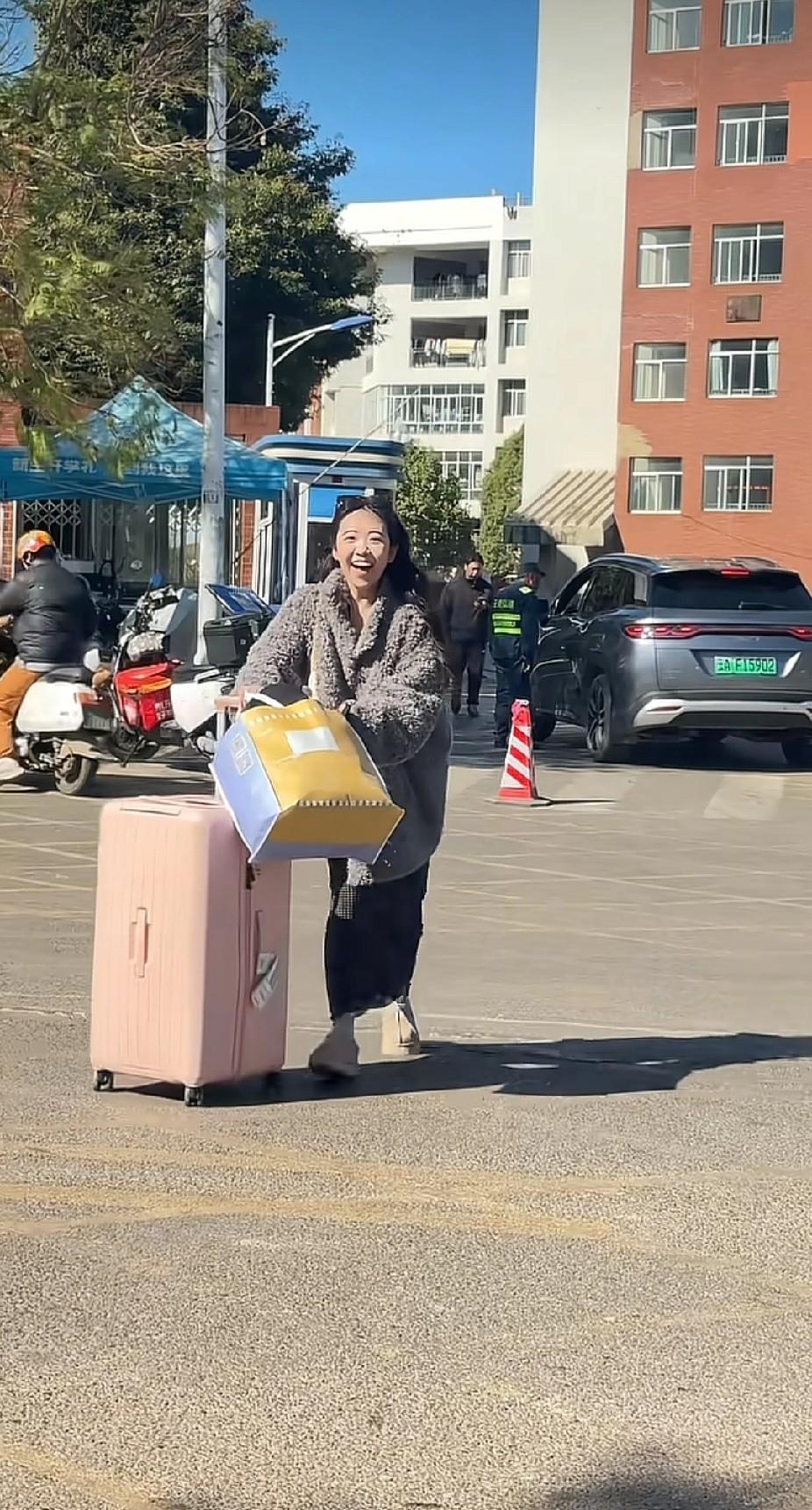 昆明大学生妹妹寒假离校，

一句“行李好重”触发哥哥驱车

数百公里突袭接站。