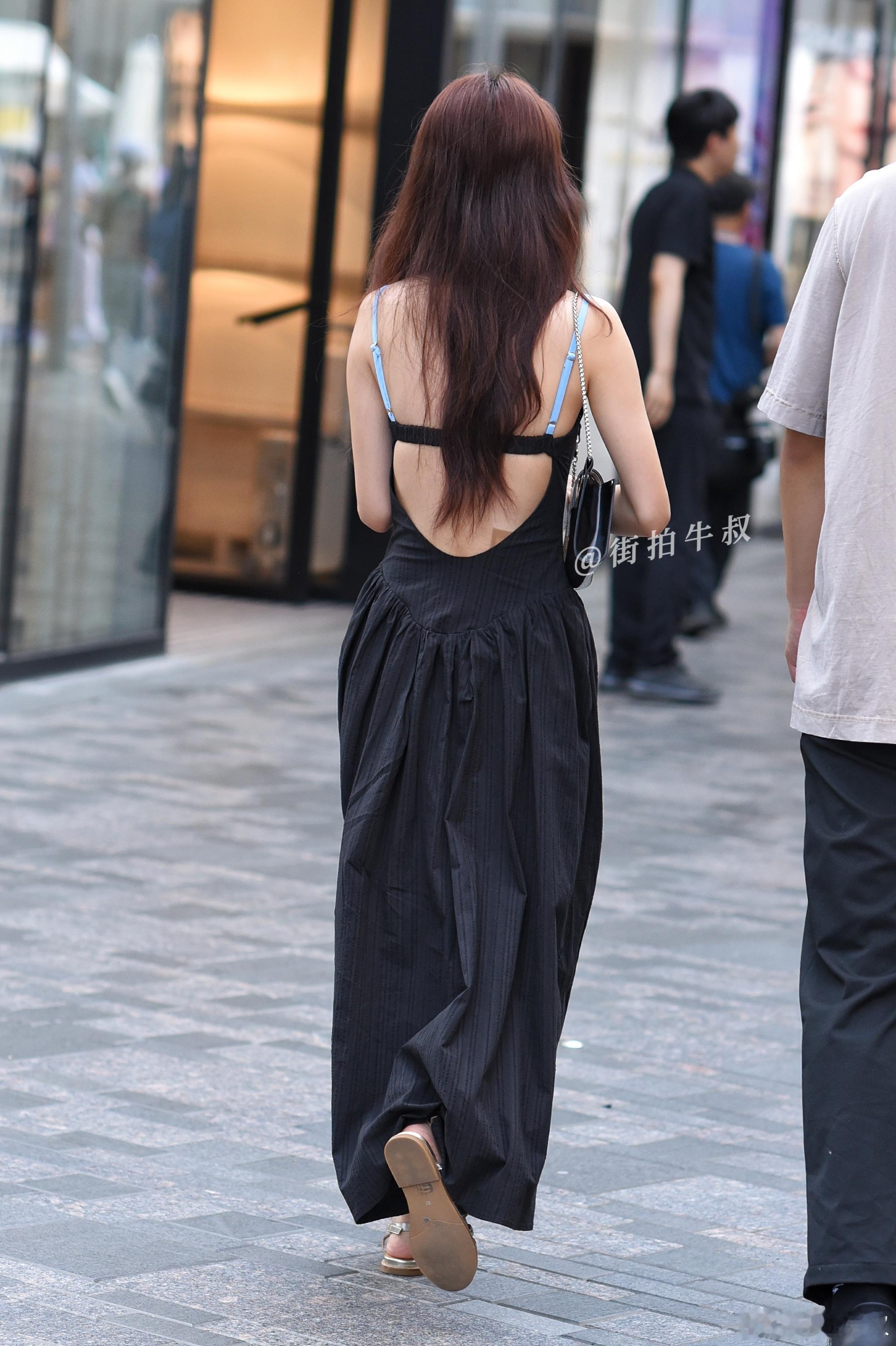 吸睛的露背长裙 