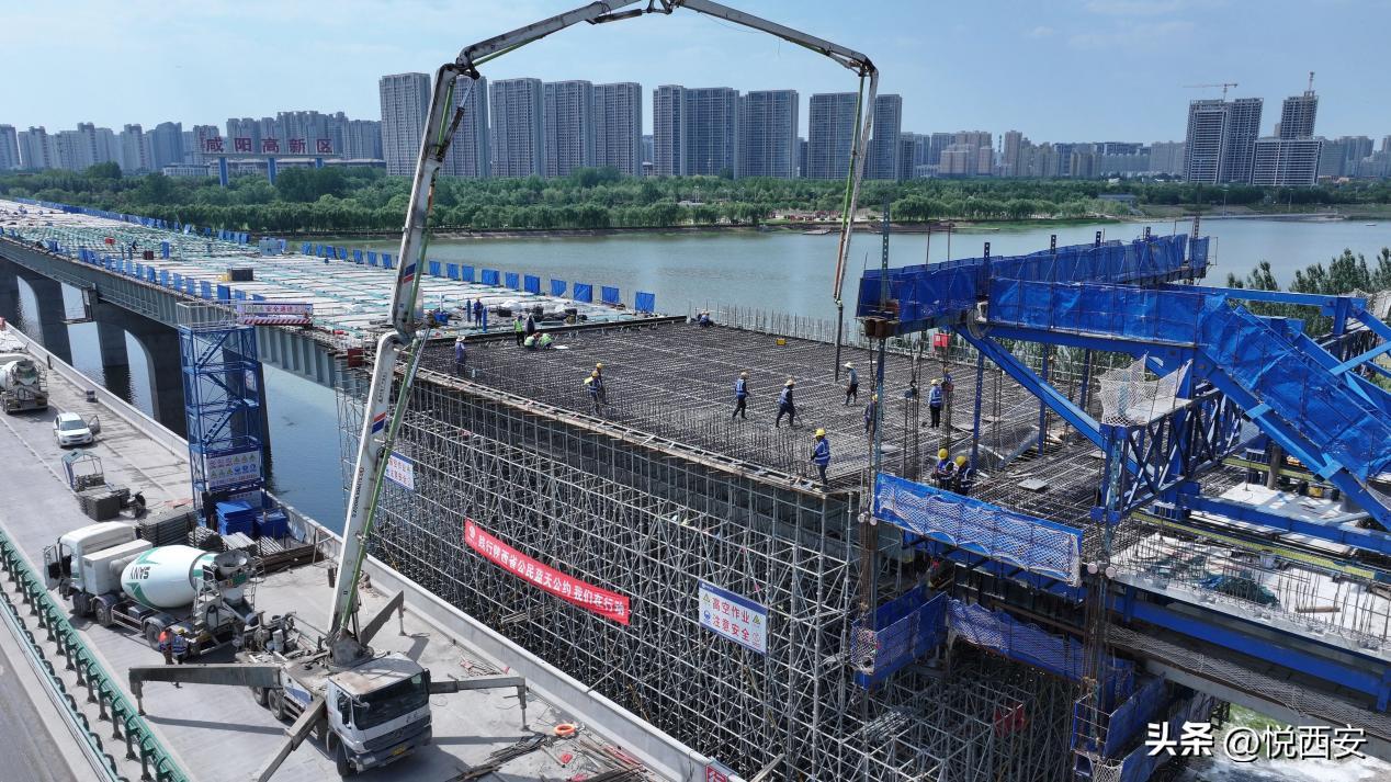多图速览西兴高速改扩建施工现场，目标年内通车！进度方面，渭河特大桥合龙在即，部分