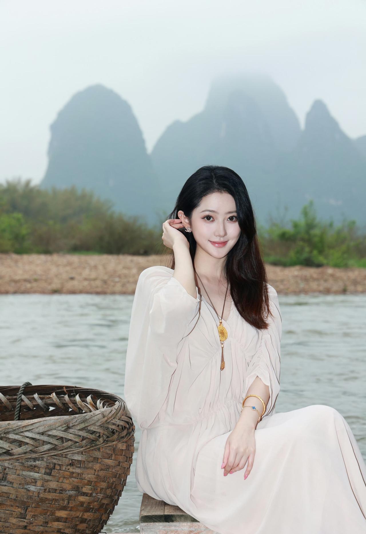 山水一程，桂林相见，舟行漓江，人入画，坐竹筏，看青山，触江水，把烦恼都留在山水间