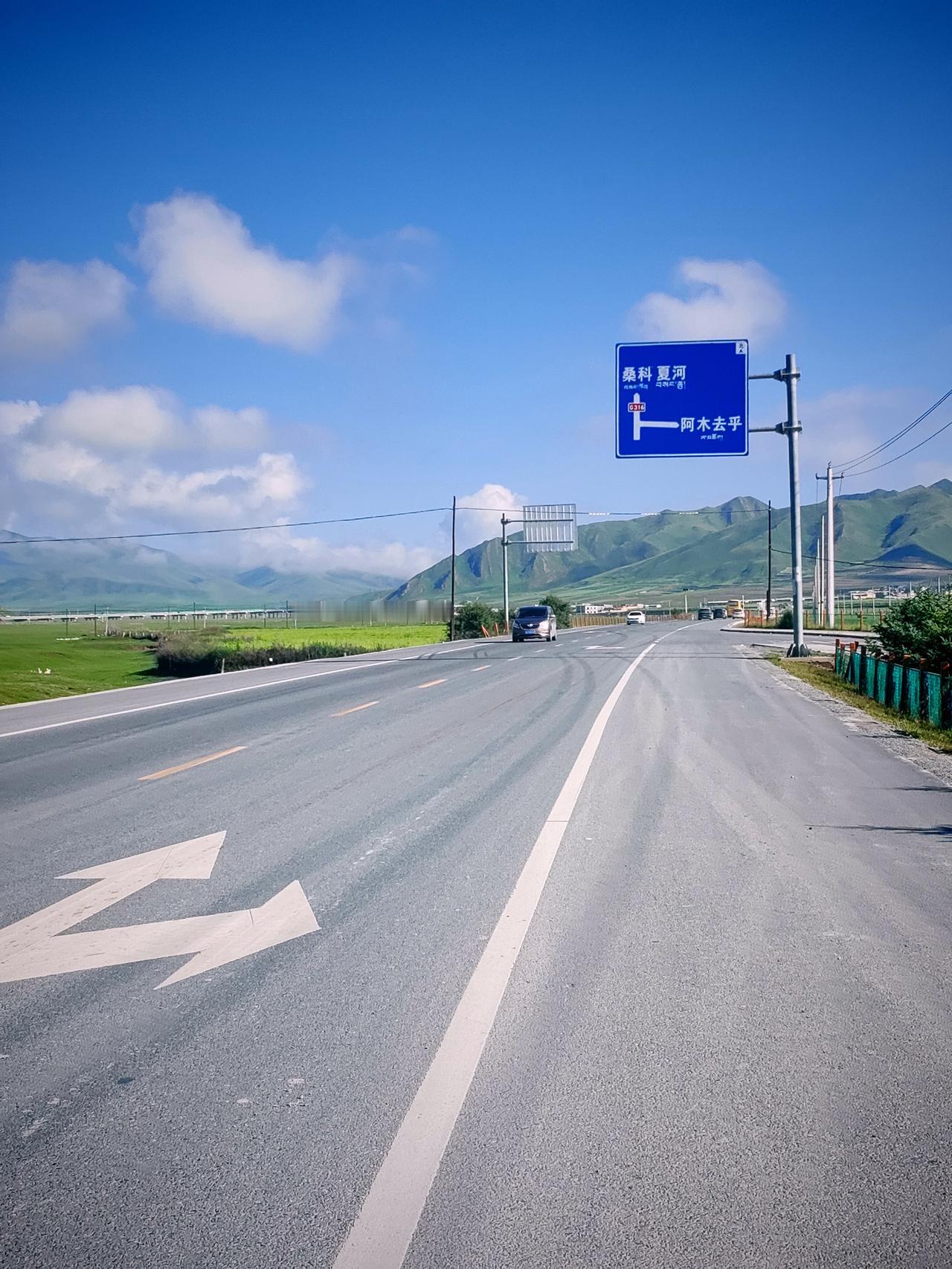 夏天自驾从碌曲去往尖扎的时候，特意拐到桑科草原停留打卡，真的值！
 
蓝天像被洗