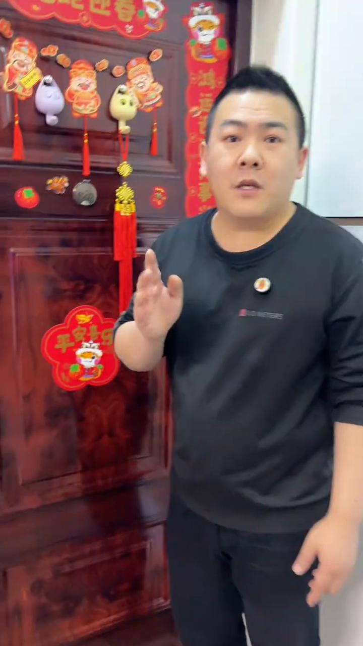 门关不严咣当咣当响，快速教你调节。
你记住，家里的入户门关上之后咣当咣当乱响还漏